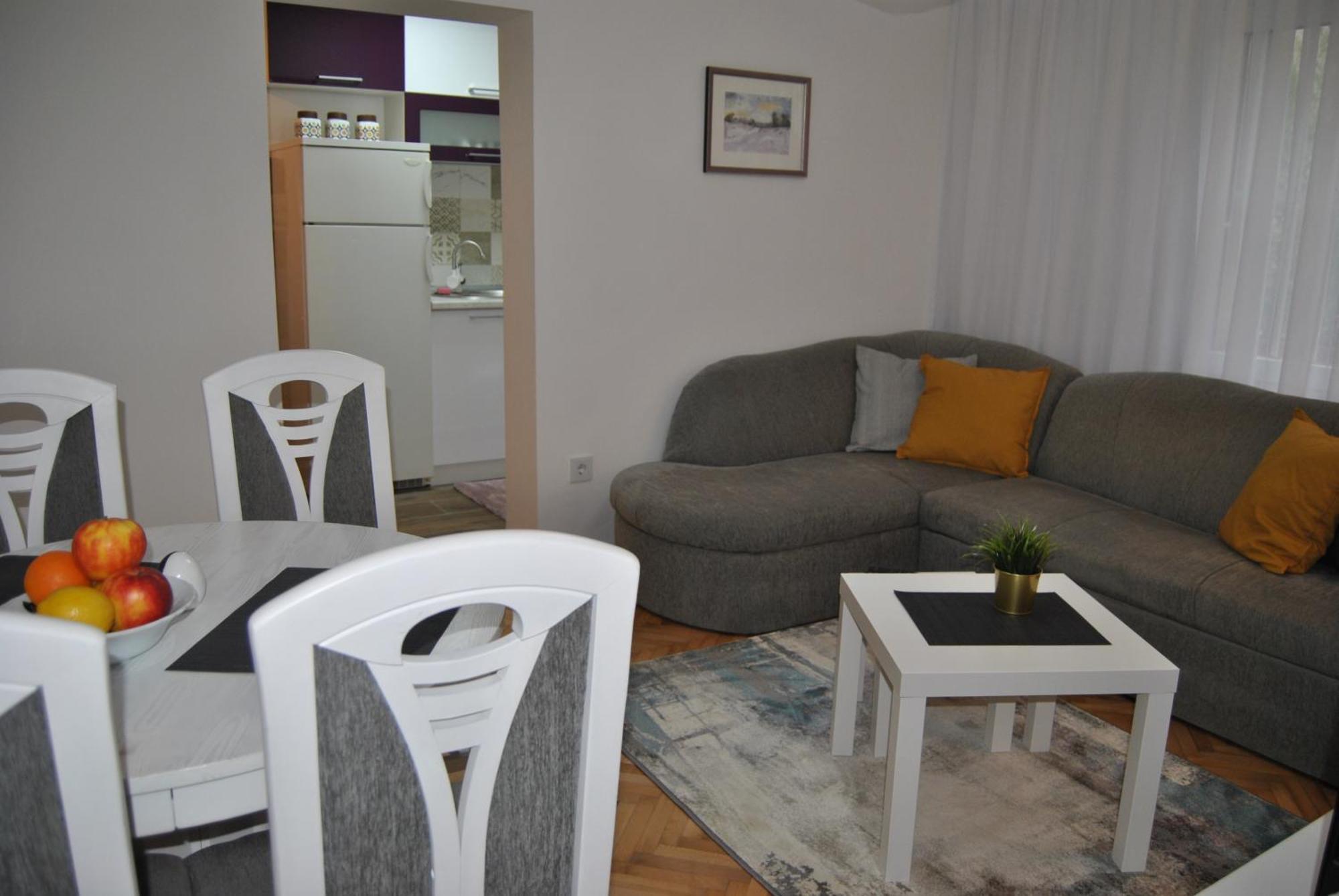 Family & Friends -free Parking Apartment